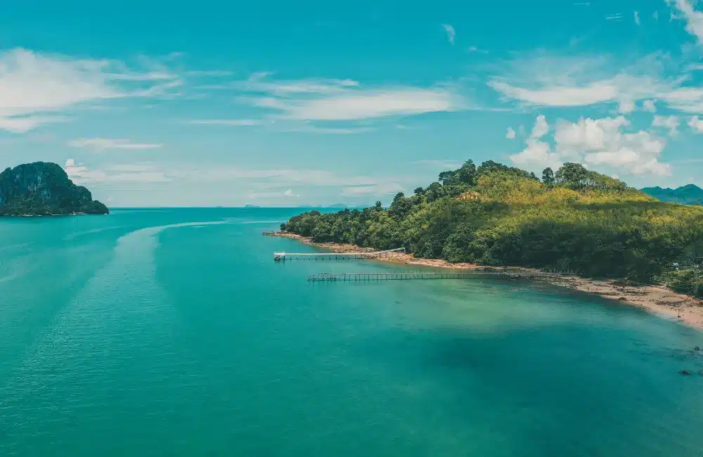 สัมผัสหาดทรายขาวทะเลใสที่เกาะรังใหญ่