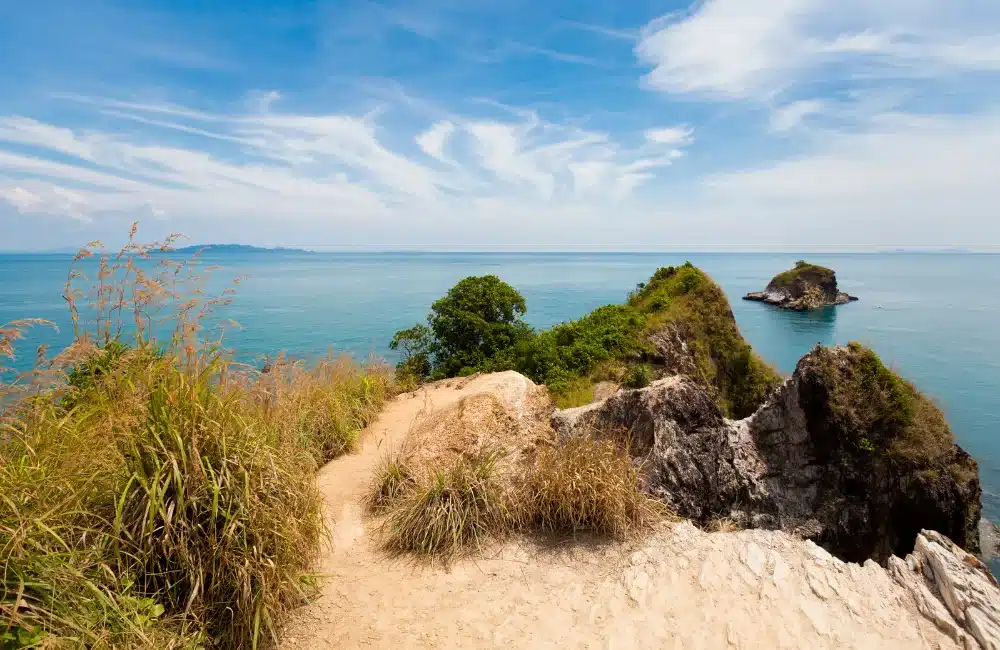 สัมผัสหาดทรายขาวทะเลใสที่เกาะรังใหญ่ 1