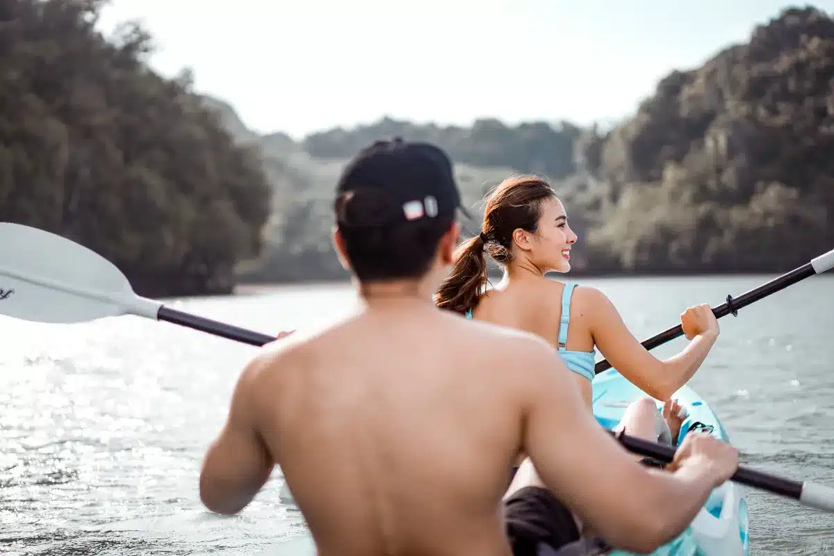 พายเรือคายัคในป่าชายเลน