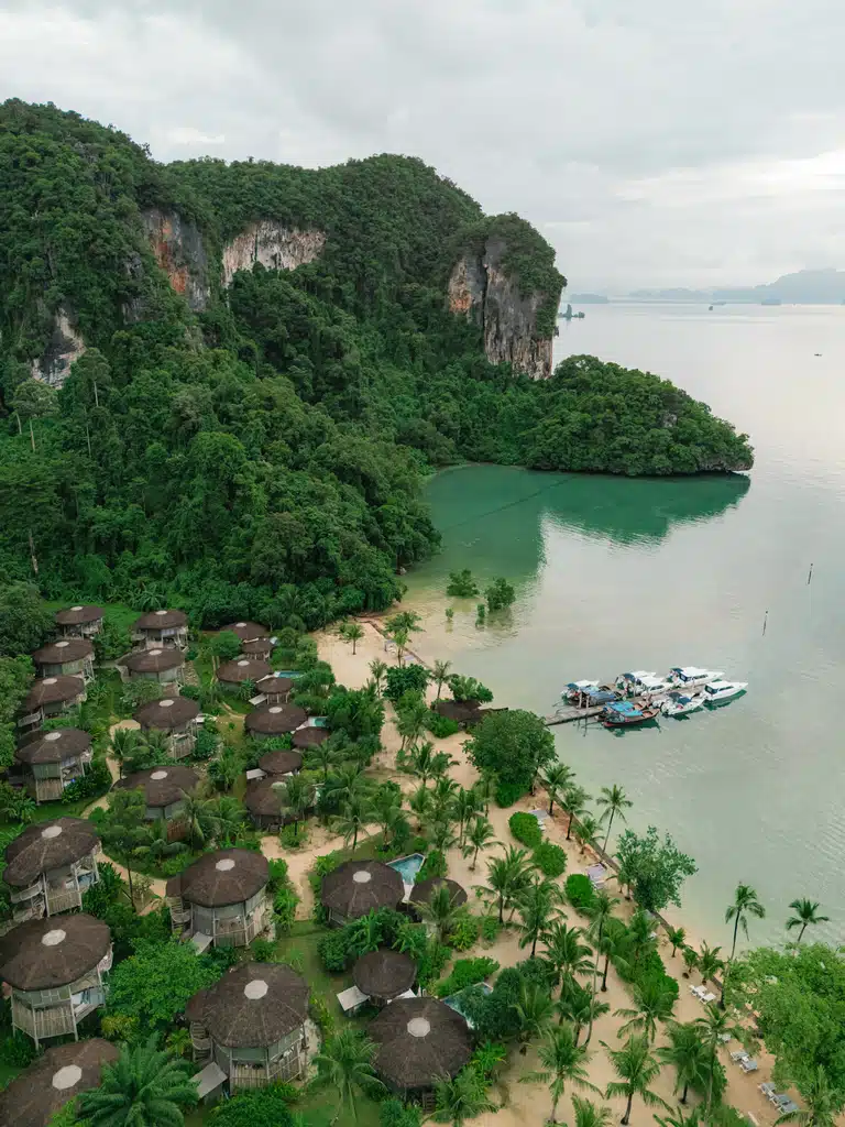 Interfaccia moderna del casinò Nine su dispositivo mobile che mostra slot e pulsanti di gioco